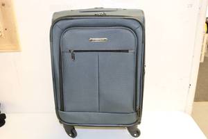 lot 75 image: Forecast Medium Luggage w 4 wheels