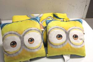 lot 80 image: Minion Extra Soft Blanket (80x60in) w 2 Pillows