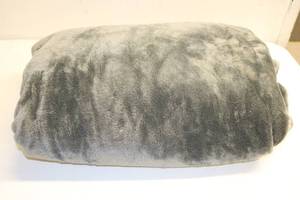lot 81 image: Jaclyn Smith Collection Black Extra Soft Blanket FullQueen