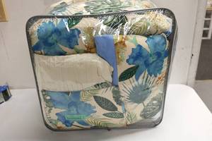 lot 84 image: Floral King Size Comforter w 2 Decorative Pillows and 2 Pillow Covers