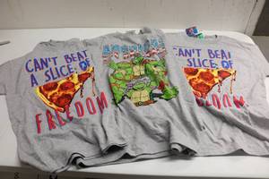 lot 106 image: 3 Kids T-Shirt Ninja Turtle and Pizza - Youth XL