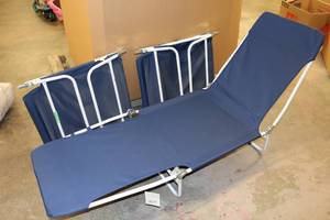 lot 109 image: 3 Folding Beach Chaise Lounge Chairs Blue