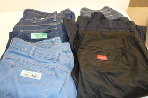 lot 111 image: Mens - 4 Jeans and 2 Pants Lot (Assorted Sizes)