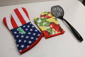 lot 123 image: 2 Stove Mitten and Spatula