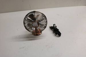 lot 129 image: Fan powered from USB (works)