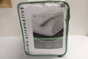 lot 142 image: The Seasons Down Alternative Comforter FullQueen