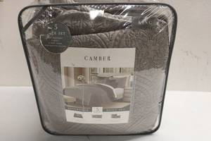 lot 145 image: Camber 5pc Reversible Quilt Set King Size (1 quilt, 2 shams, 2 pillows)