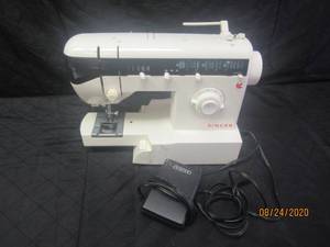 lot 10 image: SINGER 2732 IN WORKING CONDITION
