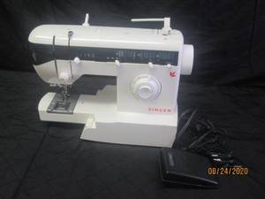 lot 12 image: SINGER 2732 IN WORKING CONDITION