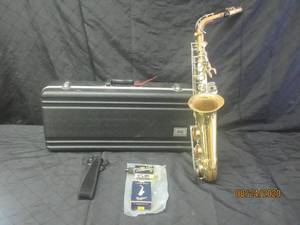 lot 25 image: YAMAHA BRSS SAXOPHONE YAS-23 WITH CASE