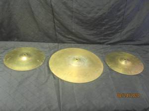 lot 26 image: 3 BRASS CYMBALS PLANET Z CRASH RIDE 18 AND 2 PLANET Z 13