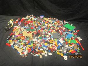 lot 34 image: LEGOS- GENEROUS AMOUNT OF LEGOS