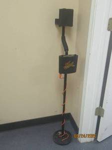 lot 47 image: FAST TRACKER BOUNTY HUNTER METAL DETECTOR