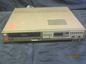 lot 106 image: SONY BETAMAX CASSETTE RECORDING SL-2405 POWERS ON