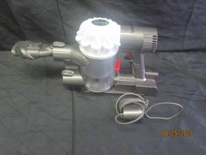 lot 109 image: DYSON SVO3 WITH CHARGER TESTED AND WORK NEEDS FILTER