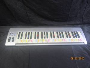 lot 122 image: M-AUDIO KEYSTATION 49E