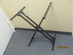 lot 129 image: ULTIMATE KEYBOARD STAND 14034