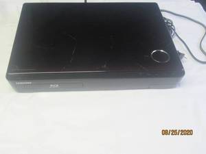 lot 146 image: SAMSUNG BLURAY HOME THEATER SYSTEM AND 3 BLURAY DISC MOVIES SEE PICS