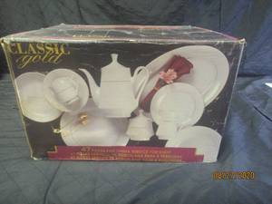 lot 211 image: NEW IN BOX 47 PIECE CHINA SET 8PERSON SETTING