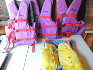 lot 184 image: 3 Sterns Pro ski life jackets  &  1 yellow Connelly life jacket