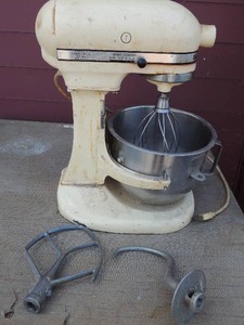 lot 195 image: Vintage Kitchen Aid mixer with bowl and all pieces