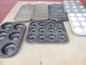 lot 198 image: 6 muffin tins,  3 cast iron corn bread maker ( ONE IS WAGNER)