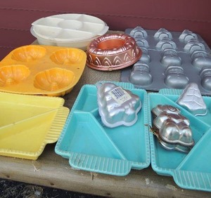 lot 199 image: Assorted Christmas tins, Santa Christmas tree snowman bells and veggie and dip tray 3 divided plates