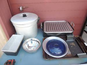 lot 206 image: Kitchen lot- pots, pans, cookie sheets, stock pots and more