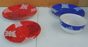 lot 211 image: Studio 33 Christmas snowflake dishes, 2 red plates and 1 saucer, 2 blue plates and 1 bowl