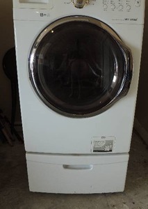 lot 233 image: Samsung front load washer (owner believes belt off or broken) steam cycles 10