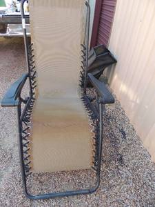 lot 285 image: Green RECLINABLE CHAISE Lawn chair