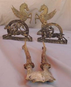 lot 302 image: 8 tall brass horse book ends,, 2 BRASS (3 34) RACE HORSES, PAIR OF HORNS