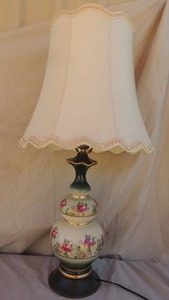 lot 305 image: VINTAGE Rose design  23 lamp with shade