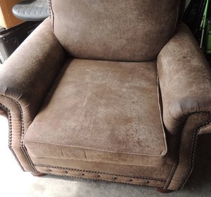 lot 225 image: Genuine leather oversize chair by Mayo furniture