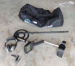 lot 239 image: Bounty Hunter NEW metal detector in original bag. Removed from box but never used