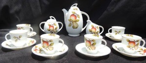 lot 293 image: Ohata China Apple Tree design tea set made in Occupied Japan. Tea pot, 6 cups and 6 saucers, creamer and sugar