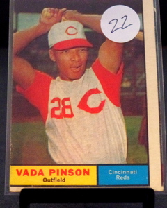 lot 22 image: 1961 TOPPS #110 VADA PINSON