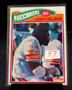 lot 97 image: 1977 Topps Football #29 Leroy Selmon Tampa Bay Buccaneers ROOKIE CARD - HOF
