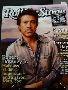 lot 255 image: ROBERT DOWNEY JR - AUTHENTIC HAND SIGNED 8 X 10 PHOTO WITH BEST WISHES NOTE