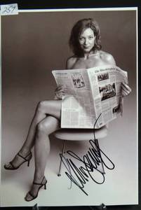 lot 257 image: ALLISON JANNEY - AUTHENTIC HAND SIGNED 5 X7 PHOTO