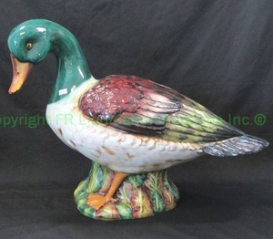 lot 7 image: Italian ceramic Drake maschio dellanatra, 18 tall x 26 long