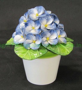 lot 18 image: Italian ceramic Fiore decor, 5.5 tall