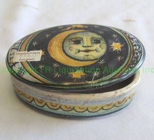 lot 29 image: Saca Castelli italian ceramic selestial lidded container, 4.5 x 3 x 1.5