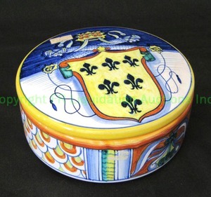 lot 47 image: Queen Isabella collection hand painted Italian ceramic lidded box, 2.5 tall x 6 wide