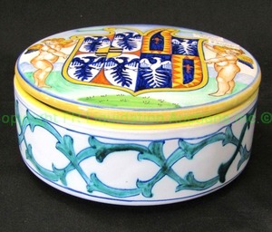lot 48 image: Paolo III collection hand painted Italian ceramic lidded box, 2.5 tall x 6 wide