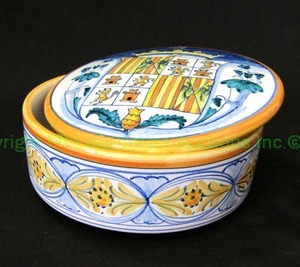 lot 49 image: Laura coat of arms collection hand painted Italian ceramic lidded box, 2.5 tall x 6 wide