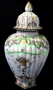 lot 71 image: Italian ceramic fiori theme lidded urn, 25 tall