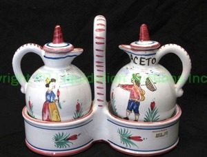 lot 94 image: Sberna Deruta Italy aceto e oilio cruet set, 6 tall x 8 wide