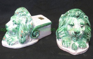 lot 254 image: Italian ceramic leone urnplanter feet, 5.5 long