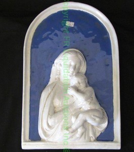 lot 180 image: Della Robbia Madonna & child arch top wall decor, 16 tall x 10 wide